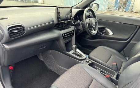 Toyota Yaris Cross, 2022 год, 1 340 000 рублей, 13 фотография