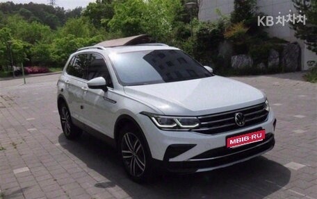 Volkswagen Tiguan II, 2021 год, 2 205 000 рублей, 1 фотография