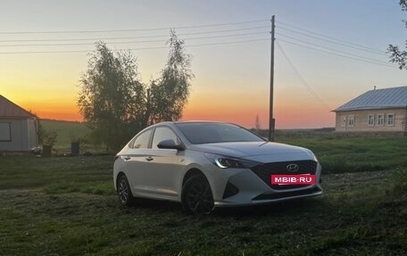 Hyundai Solaris II рестайлинг, 2021 год, 1 630 000 рублей, 8 фотография