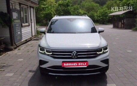 Volkswagen Tiguan II, 2021 год, 2 205 000 рублей, 2 фотография