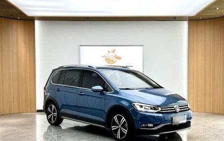 Volkswagen Touran III, 2021 год, 1 743 000 рублей, 1 фотография