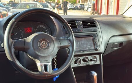 Volkswagen Polo VI (EU Market), 2012 год, 950 000 рублей, 32 фотография
