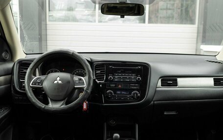 Mitsubishi Outlander III рестайлинг 3, 2014 год, 1 630 000 рублей, 10 фотография