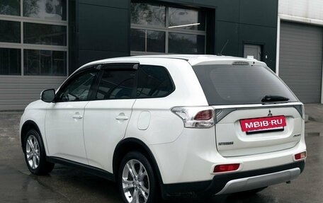 Mitsubishi Outlander III рестайлинг 3, 2014 год, 1 630 000 рублей, 7 фотография