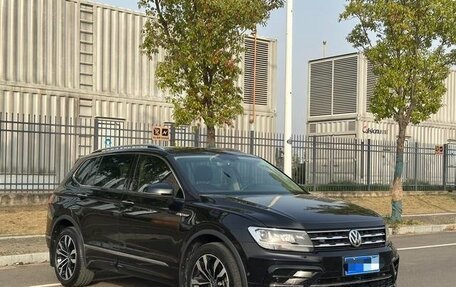 Volkswagen Tiguan II, 2021 год, 2 000 900 рублей, 3 фотография