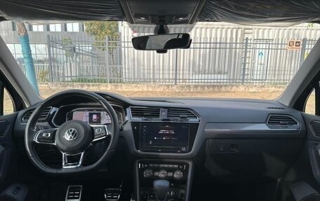 Volkswagen Tiguan II, 2021 год, 2 000 900 рублей, 13 фотография