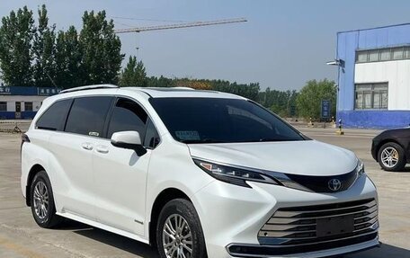 Toyota Sienna, 2021 год, 2 800 300 рублей, 2 фотография