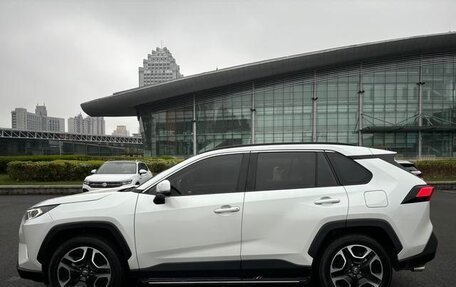 Toyota RAV4, 2020 год, 2 370 000 рублей, 4 фотография