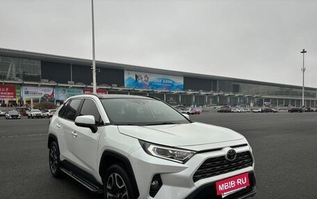 Toyota RAV4, 2020 год, 2 370 000 рублей, 2 фотография