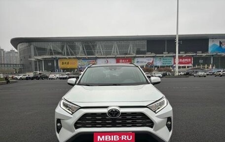 Toyota RAV4, 2020 год, 2 370 000 рублей, 3 фотография