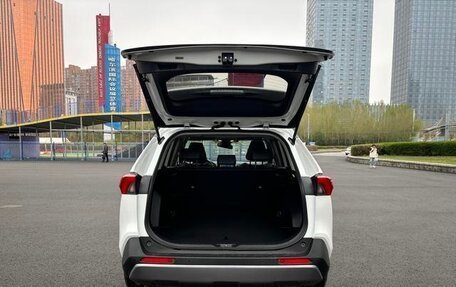 Toyota RAV4, 2020 год, 2 370 000 рублей, 7 фотография