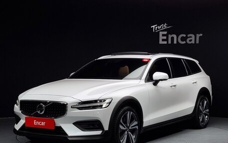 Volvo V60 Cross Country II, 2021 год, 3 750 000 рублей, 1 фотография
