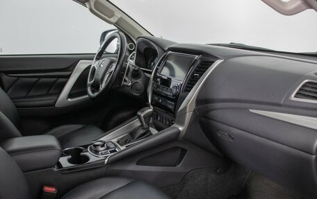 Mitsubishi Pajero Sport III рестайлинг, 2018 год, 3 080 000 рублей, 9 фотография