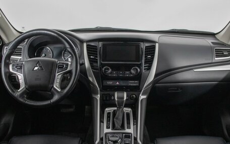 Mitsubishi Pajero Sport III рестайлинг, 2018 год, 3 080 000 рублей, 13 фотография