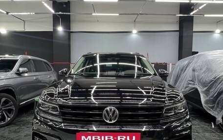 Volkswagen Tiguan II, 2018 год, 2 750 000 рублей, 2 фотография