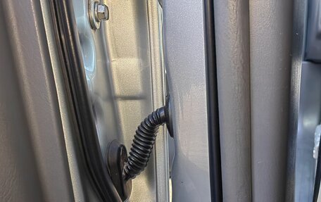 Toyota Land Cruiser Prado 120 рестайлинг, 2004 год, 1 920 000 рублей, 28 фотография