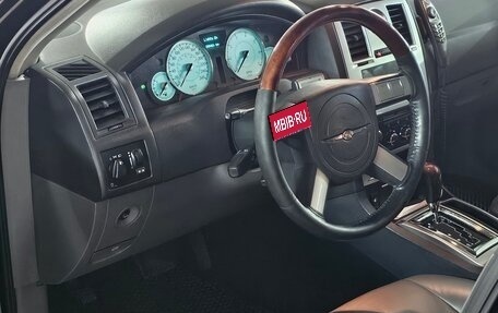 Chrysler 300C II, 2005 год, 1 600 000 рублей, 8 фотография