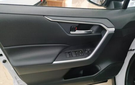 Toyota RAV4, 2022 год, 2 240 000 рублей, 7 фотография