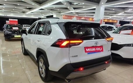 Toyota RAV4, 2022 год, 2 240 000 рублей, 4 фотография