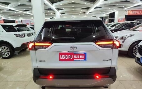 Toyota RAV4, 2022 год, 2 240 000 рублей, 5 фотография
