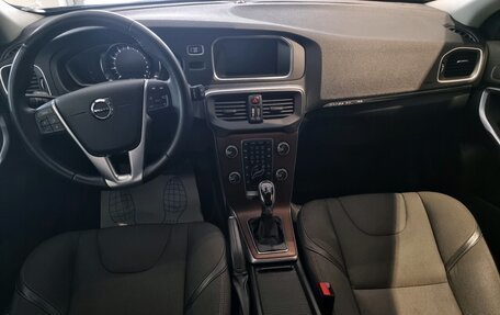 Volvo V40 II рестайлинг, 2018 год, 1 950 000 рублей, 10 фотография