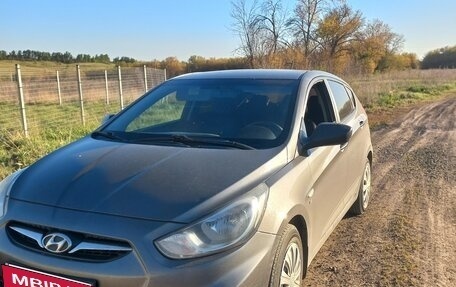 Hyundai Solaris II рестайлинг, 2013 год, 800 000 рублей, 2 фотография