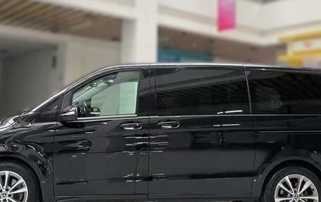 Mercedes-Benz V-Класс, 2022 год, 4 700 000 рублей, 4 фотография