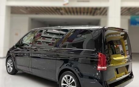 Mercedes-Benz V-Класс, 2022 год, 4 700 000 рублей, 2 фотография