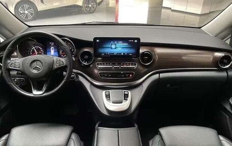 Mercedes-Benz V-Класс, 2022 год, 4 700 000 рублей, 6 фотография