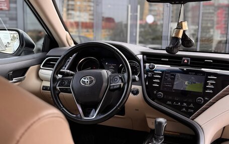 Toyota Camry, 2018 год, 2 650 000 рублей, 10 фотография