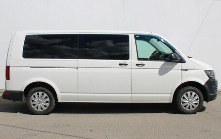 Volkswagen Caravelle T6 рестайлинг, 2017 год, 2 850 000 рублей, 4 фотография