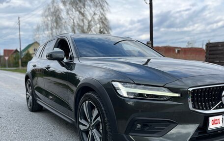 Volvo V60 Cross Country II, 2020 год, 3 250 000 рублей, 4 фотография