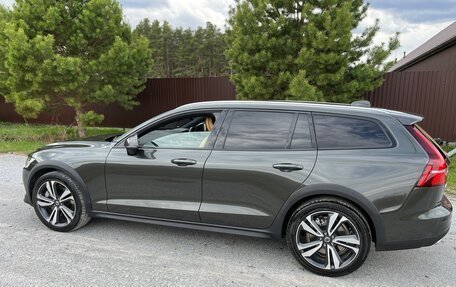 Volvo V60 Cross Country II, 2020 год, 3 250 000 рублей, 5 фотография