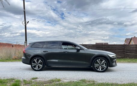 Volvo V60 Cross Country II, 2020 год, 3 250 000 рублей, 7 фотография