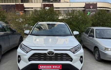 Toyota RAV4, 2021 год, 3 980 000 рублей, 1 фотография