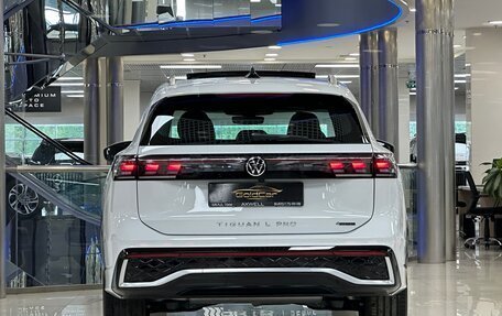Volkswagen Tiguan, 2024 год, 4 650 000 рублей, 5 фотография