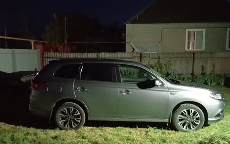 Mitsubishi Outlander III рестайлинг 3, 2015 год, 1 900 000 рублей, 4 фотография