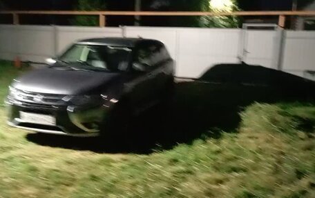 Mitsubishi Outlander III рестайлинг 3, 2015 год, 1 900 000 рублей, 10 фотография