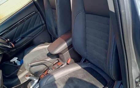 Mitsubishi Outlander III рестайлинг 3, 2015 год, 1 900 000 рублей, 14 фотография