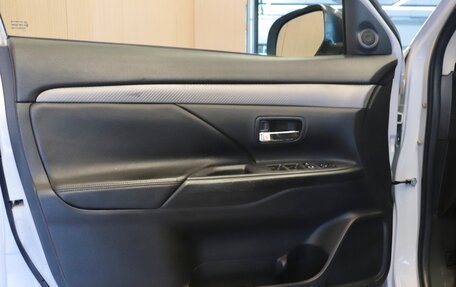 Mitsubishi Outlander III рестайлинг 3, 2014 год, 1 370 000 рублей, 8 фотография
