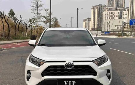 Toyota RAV4, 2021 год, 2 000 000 рублей, 2 фотография