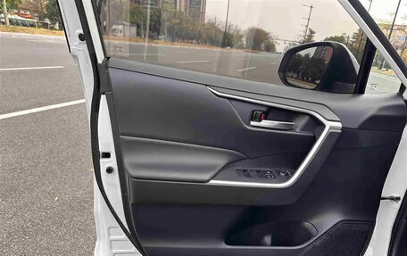 Toyota RAV4, 2021 год, 2 000 000 рублей, 8 фотография