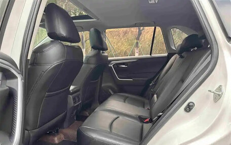 Toyota RAV4, 2021 год, 2 000 000 рублей, 10 фотография