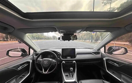 Toyota RAV4, 2021 год, 2 000 000 рублей, 11 фотография
