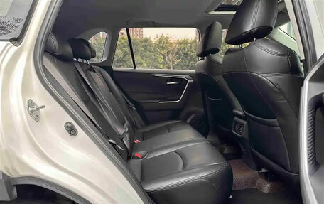 Toyota RAV4, 2021 год, 2 000 000 рублей, 16 фотография