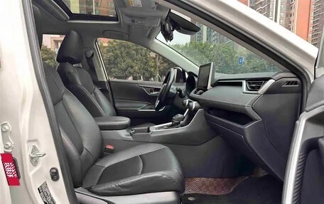 Toyota RAV4, 2021 год, 2 000 000 рублей, 15 фотография