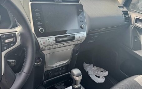 Toyota Land Cruiser Prado 150 рестайлинг 2, 2022 год, 7 750 000 рублей, 5 фотография