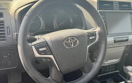 Toyota Land Cruiser Prado 150 рестайлинг 2, 2022 год, 7 750 000 рублей, 6 фотография