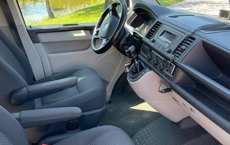 Volkswagen Caravelle T6 рестайлинг, 2018 год, 3 000 000 рублей, 3 фотография