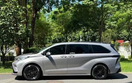Toyota Sienna, 2022 год, 4 177 500 рублей, 2 фотография